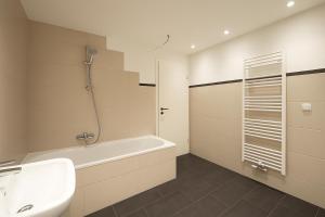 a bathroom with a sink and a bath tub at Großes Ferienhaus in Siegen-Kreuztal auch für Monteure in Kreuztal +12 photos