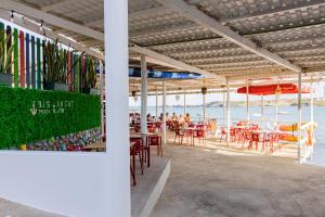 a restaurant on the beach with tables and chairs at Suite Big Lanche in Praia Baixo