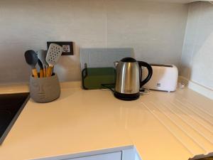 モハカルにあるSunrise Suiteのキッチン(コーヒーポット、トースター付)