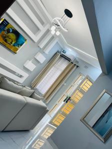 Chipangano Apartments في Chipata: غرفة معيشة مع أريكة ومروحة سقف