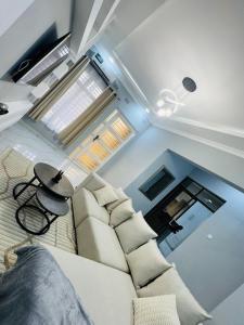 Chipangano Apartments في Chipata: غرفة معيشة مع أريكة وطاولة +10 صور