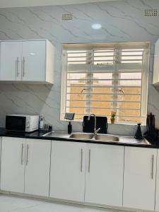 Η κουζίνα ή μικρή κουζίνα στο Chipangano Apartments