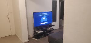 TV/trung tâm giải trí tại Assurez votre séjour chez Myluck 69 Lyon