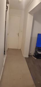 an empty room with a white door and a television at Assurez votre séjour à 69 Lyon in Pierre-Bénite