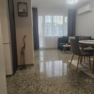 ein Wohnzimmer mit Sofa und Tisch in der Unterkunft Luxury Suite Old Plovdiv with parking in Plowdiw
