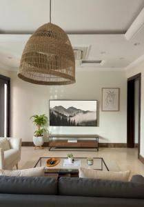 een woonkamer met een bank en een tafel bij Lovely Villa with three bedrooms in Riyad