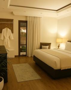 een slaapkamer met een groot bed en een raam bij Lovely Villa with three bedrooms in Riyad