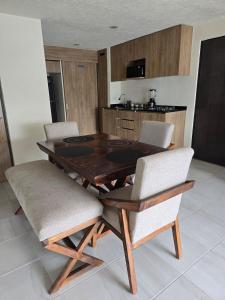 een houten eettafel en stoelen in een keuken bij Pool apartment in Guadalajara +21 foto's