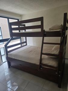 twee stapelbedden in een kamer met een raam bij Pool apartment in Guadalajara