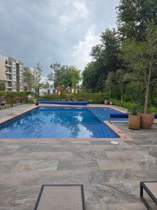 een zwembad met blauw water in een tuin bij Pool apartment in Guadalajara