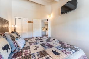 um quarto com uma cama e uma TV na parede em Trails End P9 by Ski Country Resorts em Breckenridge mais 18 fotografias