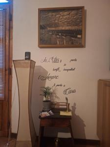 a living room with a piano on the wall at Mini appartamento con formula B&B in Montasico