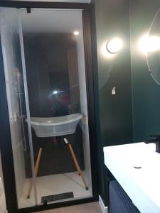 ein Badezimmer mit Waschbecken und Spiegel in der Unterkunft Camping le soleil d'or Mobil Home in Montalivet-les-Bains