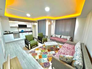 a living room with a couch and a table at Damla Apart Otel in Buca