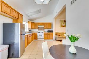 Kuchyň nebo kuchyňský kout v ubytování 4 Mi to Lake Elsinore Pet-Friendly Adventure Base