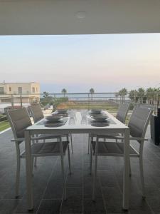 TorregrottaにあるVilla Aleの白いテーブルと椅子