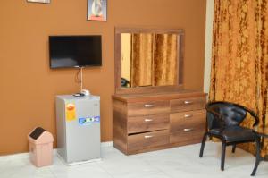 Μια τηλεόραση ή/και κέντρο ψυχαγωγίας στο Villaggio Budu Room 1 +58 φωτογραφίες