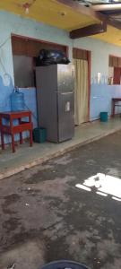 Una cocina con refrigerador y una mesa en una habitación. en House Zope, en Panajachel