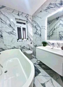 Koupelna v ubytování DIoOr luxurious Suites