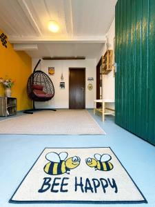 a bee happy rug on the floor in a room at Bienenhaus in Troisdorf