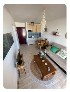 コティージョにあるLa Concha sunsetのソファとテーブルのあるリビングルーム