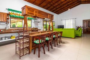 Kuchyň nebo kuchyňský kout v ubytování Mystic Waters Retreat