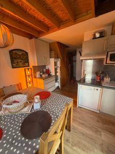Una cocina con una mesa y un comedor. en beau duplex marmotiere, en Risoul