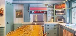 une cuisine avec une grande table en bois dans l'établissement Old Orchard House, à Brandon