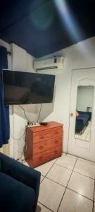 Μια τηλεόραση ή/και κέντρο ψυχαγωγίας στο Habitación Lomas de San Francisco