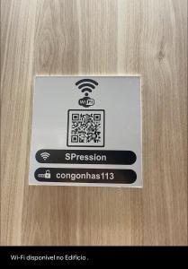 uma placa na porta com uma pergunta escrita nela em Studio Aeroporto em São Paulo