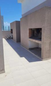 a building with a fireplace on the side of it at Confort y Descanso en el Corazón de Río Cuarto in Río Cuarto