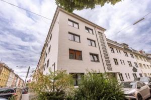 クレーフェルトにあるNUIT Apartment - HBF, Zentral, Helios-Klinik, Messe Düsseldorf 20 Min, NEUの街の通りにある窓のある白い建物