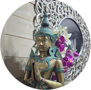 拉马巴耶阿马拉微型酒店的镜子前的佛像