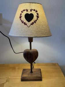 Una lámpara en forma de corazón sobre una mesa. en Cuori, Cervi e Caprioli, en Cesuna