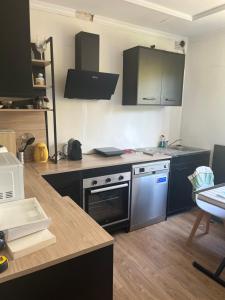 Η κουζίνα ή μικρή κουζίνα στο CHAMBRE proche sentiers CONLEAU