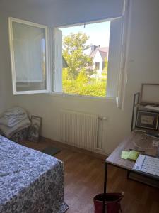 Ένα ή περισσότερα κρεβάτια σε δωμάτιο στο CHAMBRE proche sentiers CONLEAU