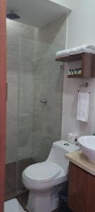 プラヤ・デル・カルメンにあるCozy Studio 203 with WiFi & Netflixのトイレとガラスのシャワー付きのバスルーム