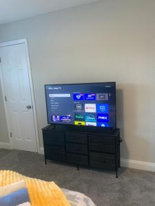 Μια τηλεόραση ή/και κέντρο ψυχαγωγίας στο Welcome to our Place!