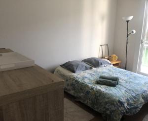 Ένα ή περισσότερα κρεβάτια σε δωμάτιο στο CHAMBRE proche sentiers CONLEAU