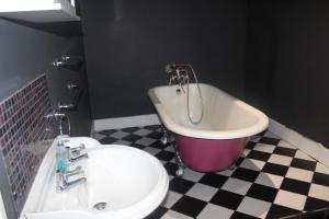 Un baño con bañera, inodoro y lavabo. en Private Room in a Modern Victorian Style House, en Chatham