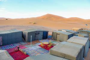 メルズーガにあるMerry Desert Campの砂漠の真ん中に家が建つ砂漠地帯