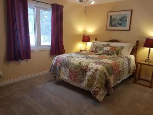 Postel nebo postele na pokoji v ubytování White Rolling Sands of Penetang by Theatre