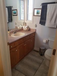 Koupelna v ubytování White Rolling Sands of Penetang by Theatre + 46 fotografií