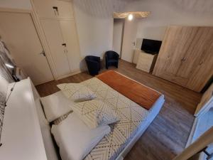 a bedroom with a large bed with pillows at Résidence des îles - Samos III in Ajaccio