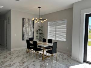 ein Esszimmer mit Tisch und Stühlen in der Unterkunft Upscale Getaway in Rotunda-West
