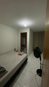 Ένα ή περισσότερα κρεβάτια σε δωμάτιο στο Acomodação aconchegante e com linda vista