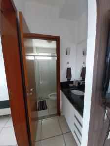 een badkamer met douche, wastafel en toilet bij Refugio em Caldas Novas in Caldas Novas