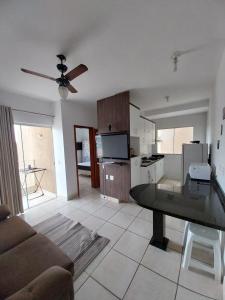 een keuken en woonkamer met een tafel en een bank bij Refugio em Caldas Novas in Caldas Novas