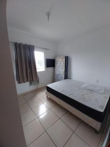 een slaapkamer met een bed en een raam bij Refugio em Caldas Novas in Caldas Novas