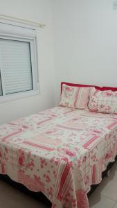 Short stay Osório في أوسوريو: سرير في غرفة بيضاء مع نافذة